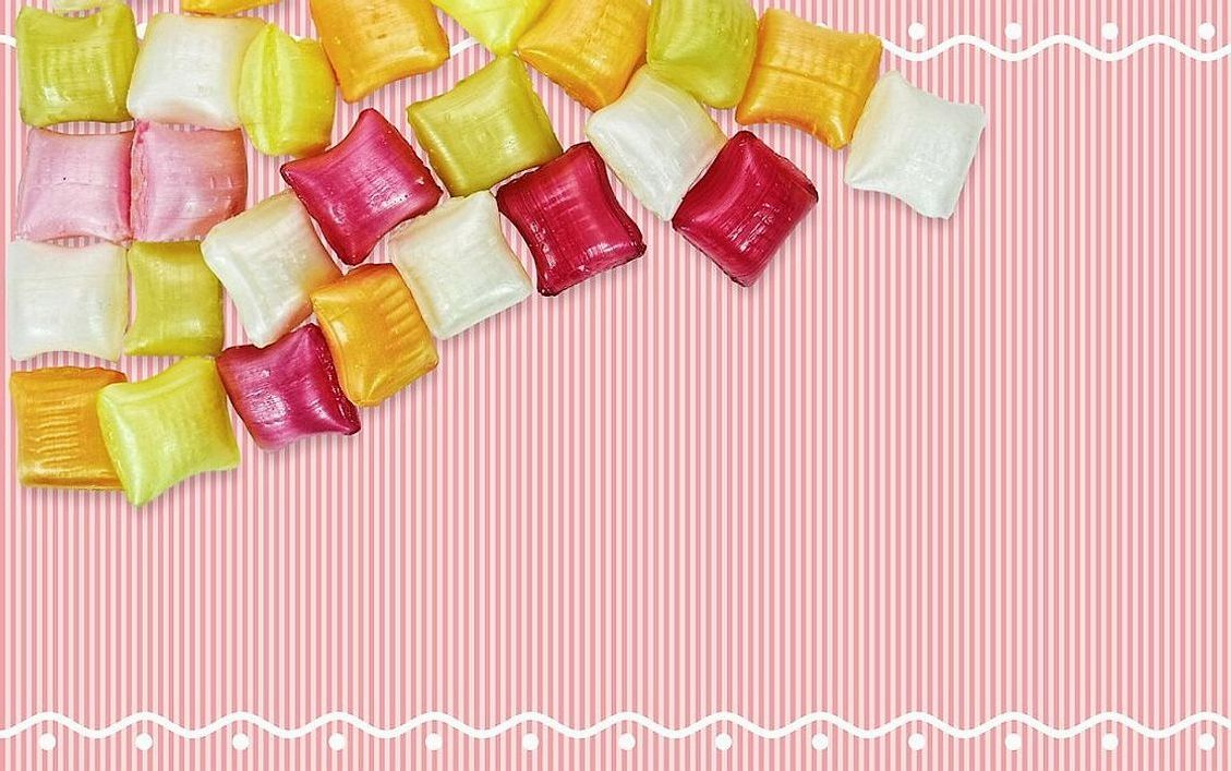 Un caramelo de canela tibio en un plato