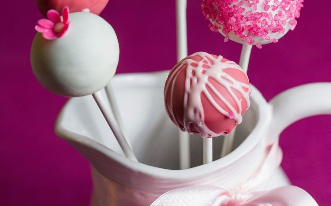 Un bombón de chocolate con decoración de caramelo